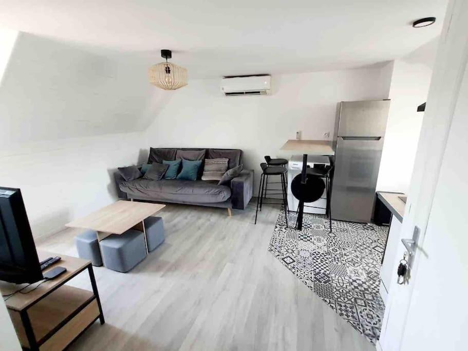 Apartment Jolis Brivistes 4 *